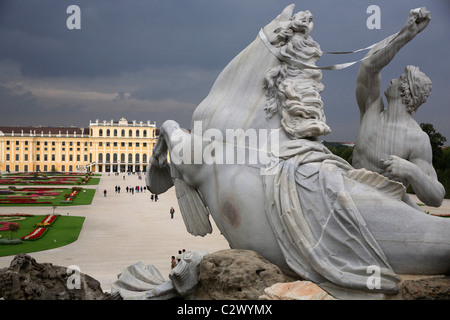 L'Autriche, Vienne, façade de l'Schonnbrunn Palace et fontaine de Neptune dans les jardins. Banque D'Images