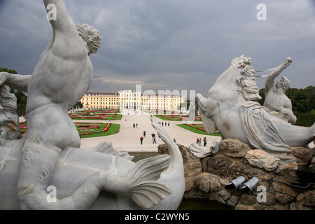 L'Autriche, Vienne, façade de l'Schonnbrunn Palace et fontaine de Neptune dans les jardins. Banque D'Images
