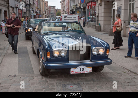 1976 Rolls-Royce Corniche Cabrio arrivant à Rolls-Royce & Bentley Club meeting à Świdnica, Basse Silésie, Pologne Banque D'Images