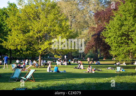 Les gens se détendre dans St James's Park, Londres Banque D'Images