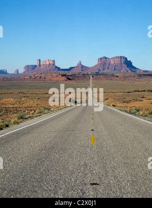 USA Arizona Monument Valley tout droit la route goudronnée à travers le fond de la vallée. Banque D'Images