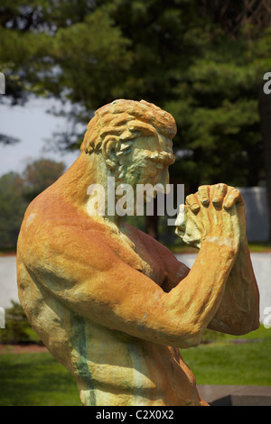 Détail d'une figure d'un homme priant, par Carl Milles, l'un des 38 statues de la fontaine de la Foi, Falls Church, Virginie. Banque D'Images