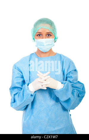 Femme chirurgien habillés en uniforme stérile ,le chapeau et gants de protection avant la chirurgie isolé sur fond blanc Banque D'Images