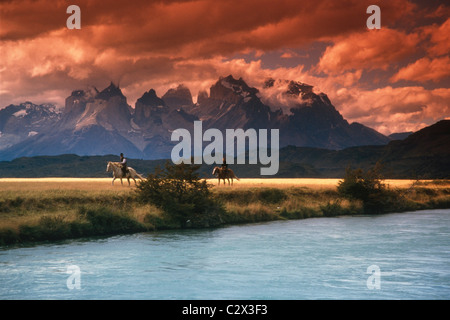 Les gens l'équitation dans le Parc National des Torres del Paine Patagonie Chili Banque D'Images