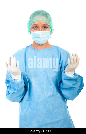 Femme chirurgien en uniforme et des gants stériles avant la chirurgie isolé sur fond blanc Banque D'Images