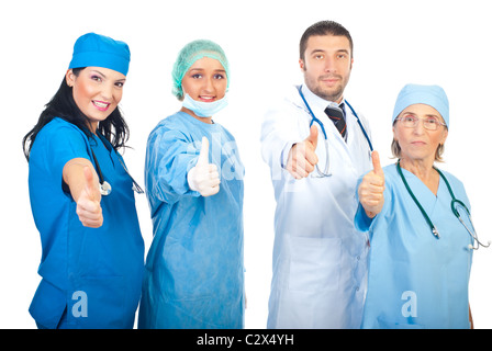 Différents médecins team standing in a row et giving Thumbs up isolé sur fond blanc Banque D'Images