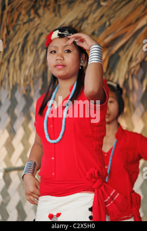 Tribus Nyishi, les femmes qui exécutent la danse à Namdapha Eco Festival Culturel, Miao, de l'Arunachal Pradesh, Inde Banque D'Images