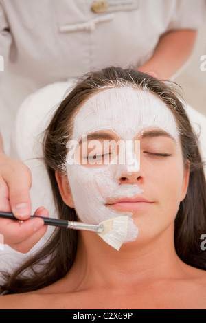 Femme ayant soin spa du visage Banque D'Images