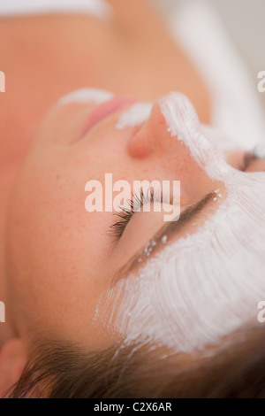 Femme ayant soin spa du visage Banque D'Images