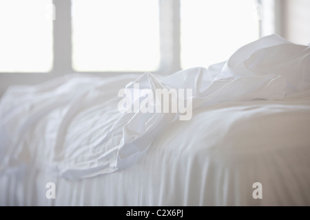 Close up of white sheets on bed Banque D'Images