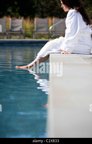 Woman in swimming pool pieds trempage Banque D'Images