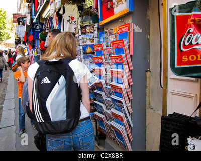 Paris, France, foule moyenne, jeunes touristes Shopping dans les magasins touristiques du quartier Montmartre, souvenirs Paris, brochure touristique [terrain] [adolescent] [YoungAdult] Banque D'Images