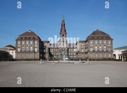 Christianborg Palace - Le bâtiment du parlement danois à Copenhague, Danemark - Accueil du Folketinget, vu de la masse d'équitation Banque D'Images