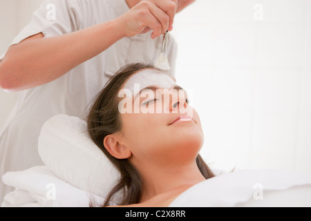 Femme ayant soin spa du visage Banque D'Images