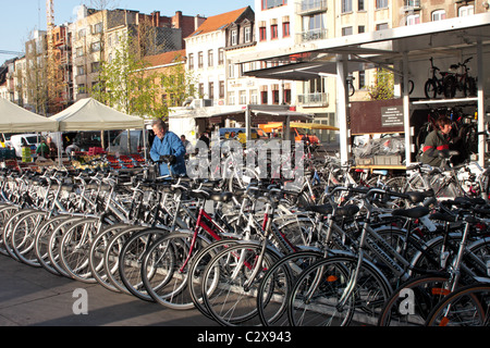 Les vélos en vente au marché du dimanche matin stall Anvers Belgique Banque D'Images