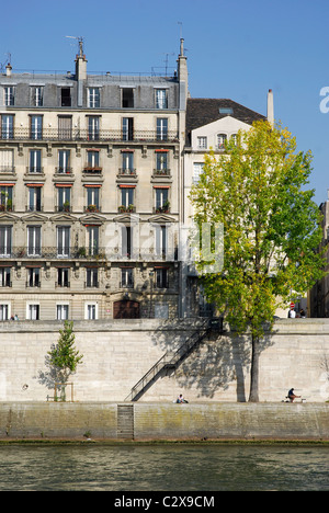 Célèbre Quai de Seine à Paris avec arbres et bâtiments Banque D'Images
