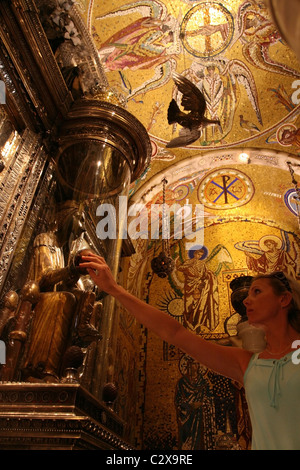 Pilgrim touche la Dame de Montserrat (Vierge Noire, La Moreneta). Montserrat, en Catalogne, Espagne, Europe Banque D'Images