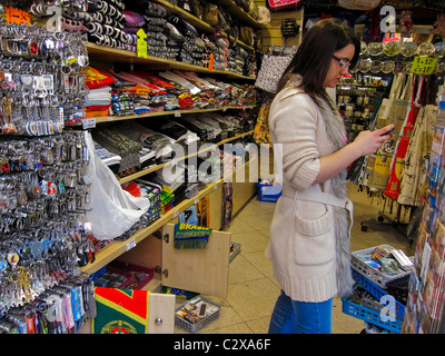 Paris, France, touristes Shopping, femme SEULE à l'intérieur, dans les magasins touristiques à Montmartre Banque D'Images