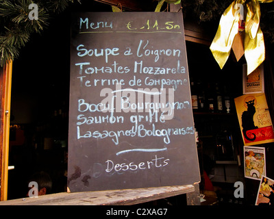 Paris, France, Bistro Parisian Restaurant, Menu Blackboard manuscrit à l'extérieur, devant, dans le quartier de Montmartre, 'Poulpot Restaurant » Banque D'Images