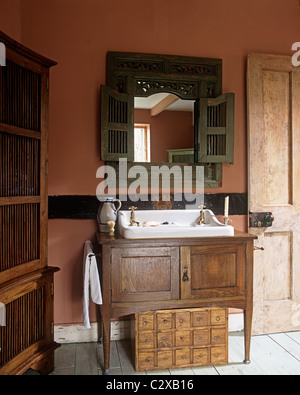 Lavabo en armoire en bois en rouge, de style salle de bains Banque D'Images