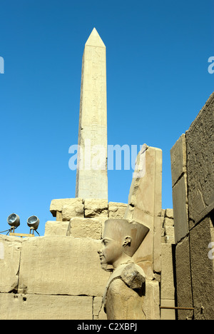 Statue et obélisque de pharaon Hatshepsout - Temple de Karnak Louxor - complexe, Haute Egypte Banque D'Images