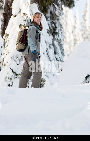 Caucasian woman walking in snow Banque D'Images
