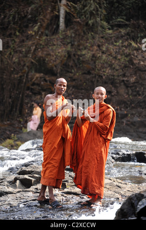 Deux moines bouddhistes populaires visite Bou Sraa Cascade. La province de Mondulkiri, est du Cambodge. Banque D'Images