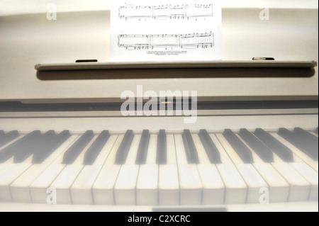 Le piano blanc. Banque D'Images