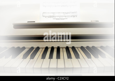 Le piano blanc. Banque D'Images