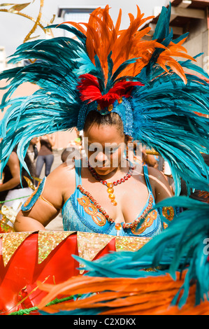 Femme dans un costume à plumes turquoise dans le carnaval de Port of Spain à Trinidad. Banque D'Images