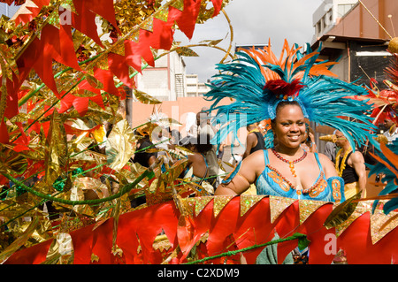 Femme dans un costume à plumes turquoise dans le carnaval de Port of Spain à Trinidad. Banque D'Images