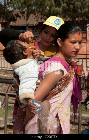 Administrer le vaccin oral contre la poliomyélite dans Bhaktapur, Népal Banque D'Images