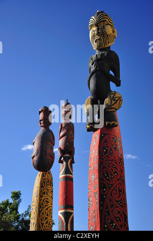 Sculptures totem Maori sur Riverside, Casino Skycity, Hamilton, de la région de Waikato, Nouvelle-Zélande, île du Nord Banque D'Images