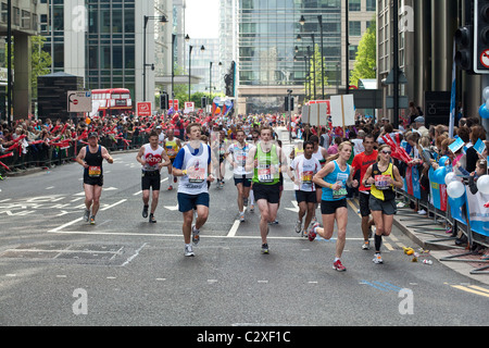 Marathon de Londres 2011 à Canary Wharf, les Docklands, Londres, Angleterre, Royaume-Uni. Banque D'Images