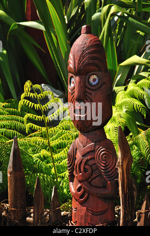 Statue Maori, maori, Te Parapara Jardin jardins de Hamilton, Hamilton, de la région de Waikato, Nouvelle-Zélande, île du Nord Banque D'Images