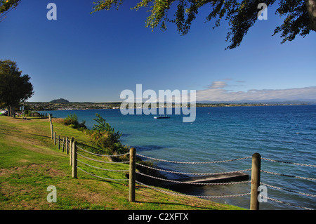 Vue sur le lac, le Lac Taupo, Taupo, île du Nord, de la région de Waikato, Nouvelle-Zélande Banque D'Images