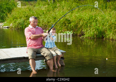 Photo de grand-père et petit-fils de pêche sur tige de traction tout en week-end. Banque D'Images