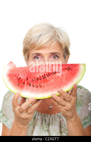 Senior woman holding une tranche de melon d'eau à côté de son visage isolé sur fond blanc Banque D'Images