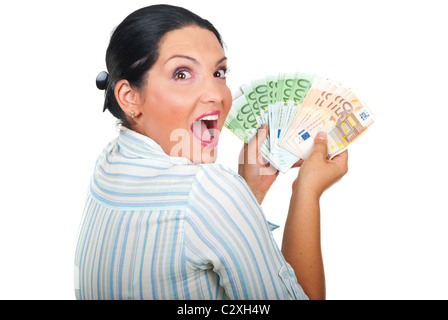 Heureux gagnant woman holding a beaucoup d'argent et à la recherche sur l'épaule avec un visage surpris isolé sur fond blanc Banque D'Images