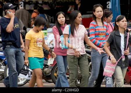 Un groupe de touristes profitent de visiter la ville à une rue de la ville de Mae Sai (SAE) de la Thaïlande. Banque D'Images