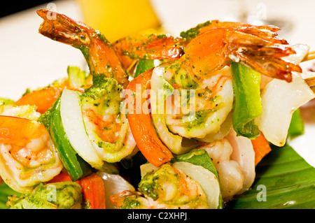 Crevettes grillées et couleurs fraîches et légumes brochettes dans un style thaï, feuille de palmier Banque D'Images