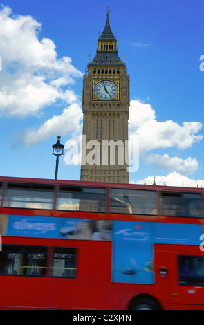 Big Ben à Londres l'Angleterre avec un bus qui va passé red london Banque D'Images