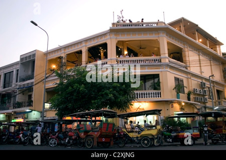 Tuk Tuks (taxis collectifs) sont garés dans une rue en face de la FAC à Phnom Penh, Cambodge. Banque D'Images