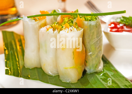 Un style vietnamien typique frais rouleaux d'été,sur une feuille d'un palmier Banque D'Images