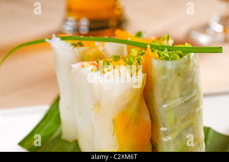 Un style vietnamien typique frais rouleaux d'été,sur une feuille d'un palmier Banque D'Images