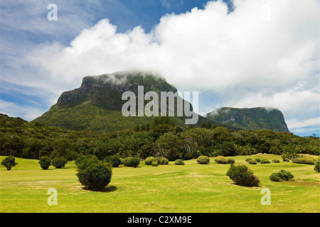 Lidgbird Mts (à gauche) & Gower & 'honneur' paiement sur ce golf10km île volcanique du Pacifique, l'île Lord Howe, NSW, Australie Banque D'Images