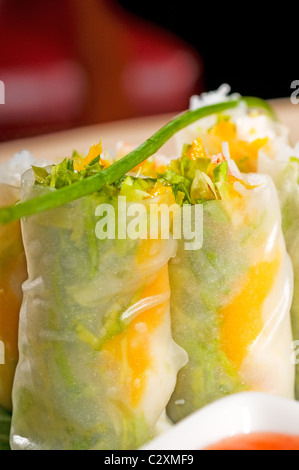 Un style vietnamien typique frais rouleaux d'été,sur une feuille d'un palmier Banque D'Images