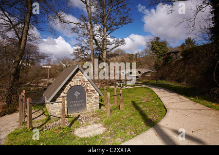 Bien Llawddog St (Ffynnon Llawddog), par la rivière Teifi, Cenarth, Pays de Galles, Royaume-Uni Banque D'Images