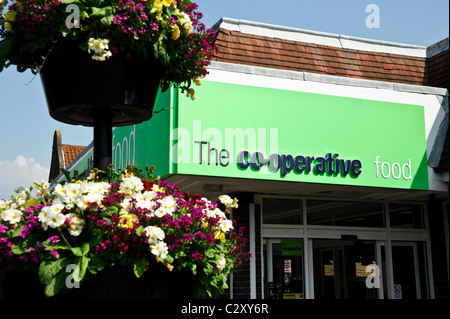 Co-Operative supérette avec des fleurs en premier plan, Norfolk Arms, Littlehampton, West Sussex. Prises le 17 avril 2011 par Julie E Banque D'Images