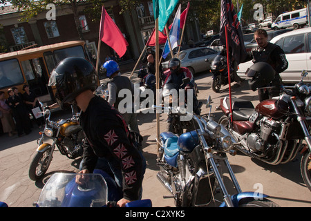 Les membres d'une bande de motards se rassemblent sur l'appartement de marquant l'anniversaire de la fondation de la ville, à Yuzhno Sakhalinsk Banque D'Images